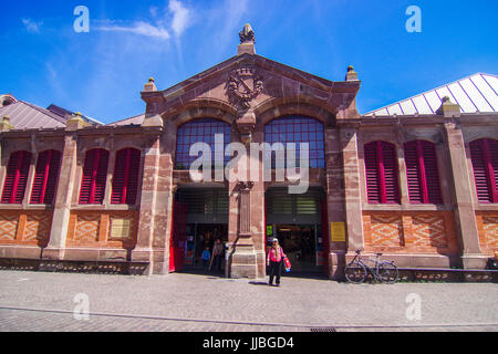 Il mercato coperto - Marché couvert, costruita in pietra e mattoni e ghisa da Colmar Alsace Francia Foto Stock