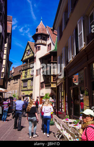 Pittoresche scene di strada intorno a Maison Pfister con visitatori da Colmar Alsace Francia Foto Stock