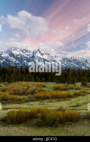 Nuvole rosa acceso all'alba mozzafiato che Teton Mountains e Blacktail stagni lungo il fiume Snake in Jackson Hole. Il Parco Nazionale del Grand Teton, Wyo Foto Stock