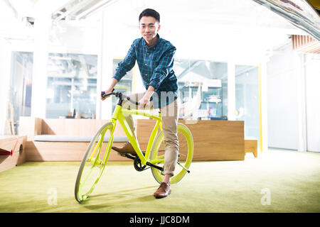 Business Casual Uomo in sella a una moto Foto Stock
