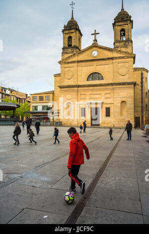 La gente sulla Plaza de los Fueros e San Juan, Estella Navarra, Spagna, Europa. Camino de Santiago. Foto Stock