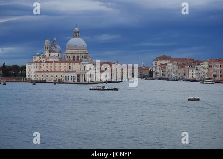 Dogano di mare sulla sinistra con il Grand Canal, Venezia Italia Foto Stock