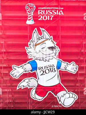 SOCHI, ADLER, RUSSIA - Giugno 18, 2017: Wolf Zabivaka sul tabellone per le affissioni con i simboli della FIFA Confederations Cup 2017 Foto Stock