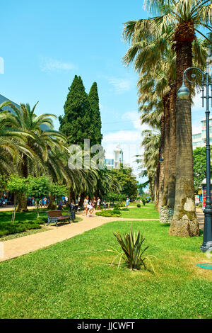 SOCHI, RUSSIA - Giugno 12, 2017: Navaginskaya street nel centro città Sochi. La Russia Foto Stock