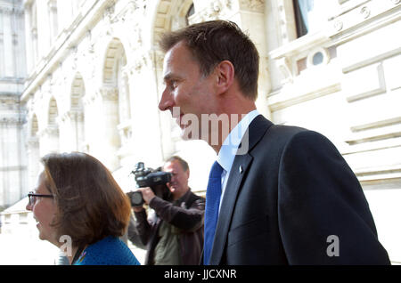 Londra, UK, 18 luglio 2017 Jeremy Hunt il Segretario di Stato per la salute lascia Downing street dopo per partecipare a una riunione del gabinetto con Theresa Maggio. Foto Stock