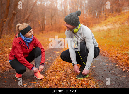 Due guide senior legatura di loro stringa Foto Stock