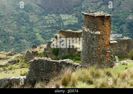 Sud America - Piruro rovine vicino a Tantamayo. Tantamayo fu capitale del precolombiani Yarowilca cultura, uno dei olest sapere in Perù. Edifici wer Foto Stock