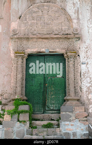 Sud America, Perù, vista la porta anteriore del coloniale il vecchio edificio in Chucuito Foto Stock