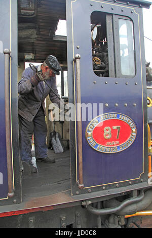 Treno a vapore di Welsh Highland Railway, Porthmadog stazione, Gwynedd, North West Wales, Regno Unito Foto Stock