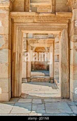 Rovine o corridoio di pietra con quadrato archs vicino biblioteca di Celso a Efeso sulla giornata di sole, Turchia Foto Stock