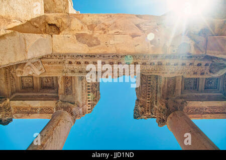 Celso libreria dettagli facciata da sotto contro il cielo blu chiaro con il sole che splende da destra, Efeso, Turchia Foto Stock