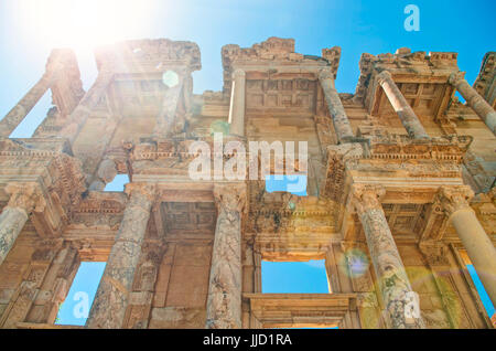 Biblioteca di Celso facciata in condizioni di luce solare intensa contro il cielo blu chiaro, Efeso, Turchia Foto Stock