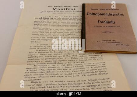 Lo Zar Nicholas ll manifesto il 04 ottobre del 1905, in lingua svedese, pubblicato dal finlandese del Senato printig office e di un libro del nuovo ordine di parl Foto Stock