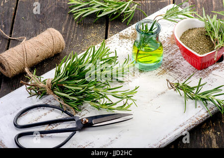 Olio essenziale di rosmarino su bottiglie di farmacia d'epoca. Olio di erbe  per la cura della pelle, aromaterapia e medicina naturale Foto stock - Alamy