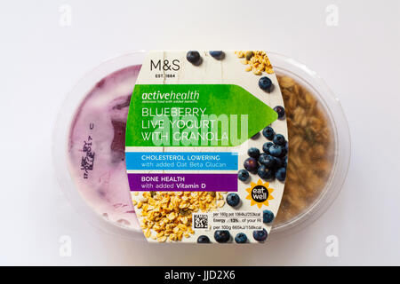 M&S activehealth mirtillo live di yogurt con Muesli delizioso cibo con benefici aggiunti - abbassamento del colesterolo e la salute delle ossa con aggiunta di vitamina D Foto Stock