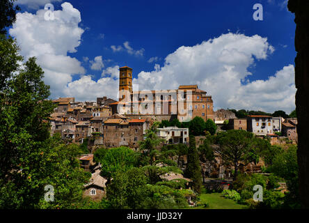 Vista la medievale di Santa Maria della Cattedrale dell Assunzione in cima all'antica città di Sutri, vicino Roma Foto Stock