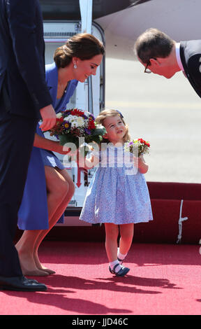 La Duchessa di Cambridge e la Principessa Charlotte arrivano all aeroporto di Berlino in Germania. Foto Stock