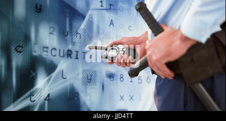 La sezione centrale del security officer azienda baton e walkie talkie contro lo sfondo di virus Foto Stock