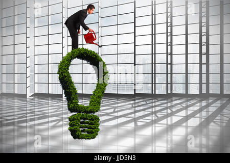 Imprenditore con irrigazione red può contro la camera con grande finestra che si affaccia sul city Foto Stock