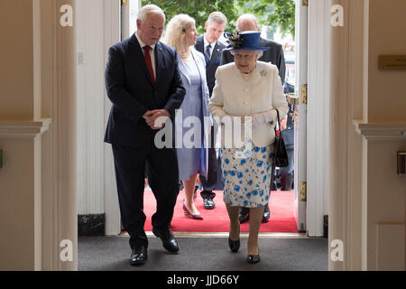 La regina Elisabetta II è accolto in Canada House di Londra dal Canada Governatore Generale David Johnston per la sua visita a celebrare il Canada il centocinquantesimo anniversario della Confederazione. Foto Stock