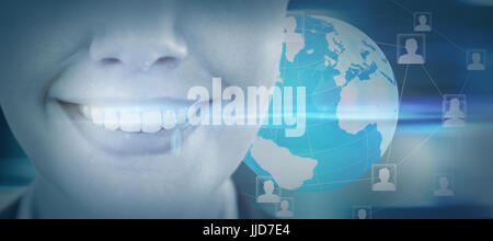 Close up di sorridere imprenditrice contro generati digitalmente batter light design Foto Stock