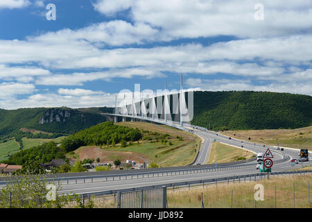 Francia, Aveyron 12, Millau, il viadotto di Millau. Foto Stock