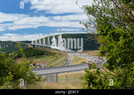 Francia, Aveyron 12, Millau, il viadotto di Millau. Foto Stock