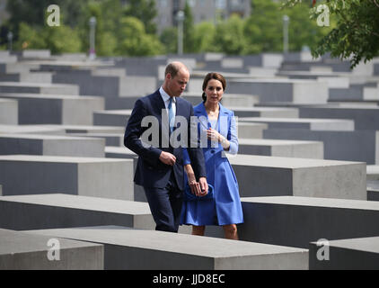 Il Duca e la Duchessa di Cambridge a piedi attraverso il Memoriale dell'Olocausto a Berlino, Germania. Foto Stock