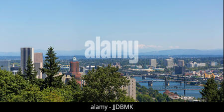 Portland Oregon downtown cityscape con ponti sul fiume Willamette e Mt Saint Helens vista panorama Foto Stock