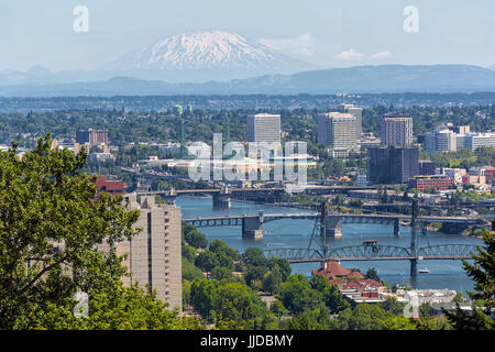 Portland Oregon downtown con ponti sul fiume Willamette e Mount Saint Helens view Foto Stock