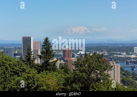 Portland Oregon downtown con Mount Saint Helens view Foto Stock