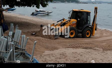 Bulldozer Gizmo pesante attrezzatura per movimento terra al lavoro sulla spiaggia di Pattaya Thailandia disastro ambientale Movimento Terra Attrezzature di costruzione Foto Stock