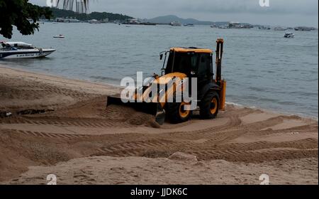 Bulldozer Gizmo pesante attrezzatura per movimento terra al lavoro sulla spiaggia di Pattaya Thailandia disastro ambientale Movimento Terra Attrezzature di costruzione Foto Stock