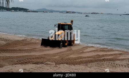 Bulldozer Gizmo pesante attrezzatura per movimento terra al lavoro sulla spiaggia di Pattaya Thailandia disastro ambientale Movimento Terra Attrezzature di costruzione Foto Stock