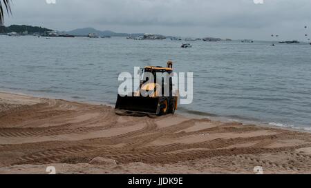 Bulldozer Gizmo pesante attrezzatura per movimento terra al lavoro sulla spiaggia di Pattaya Thailandia disastro ambientale Movimento Terra Attrezzature di costruzione Foto Stock