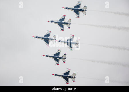 Il team di acrobazia aerea usaf thunderbirds impressionato il pubblico con un volo spettacolare display del loro f-16's a riat 2017 Foto Stock