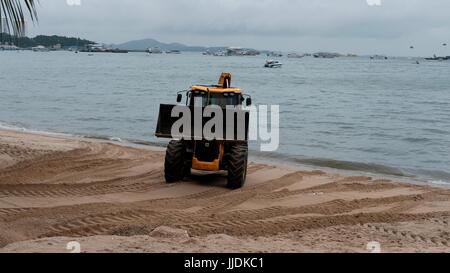 Bulldozer Gizmo pesante attrezzatura per movimento terra al lavoro sulla spiaggia di Pattaya Thailandia disastro ambientale Movimento Terra Attrezzature di costruzione Foto Stock