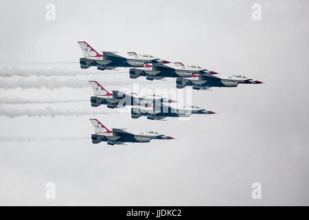 Il team di acrobazia aerea usaf thunderbirds impressionato il pubblico con un volo spettacolare display del loro f-16's a riat 2017 Foto Stock