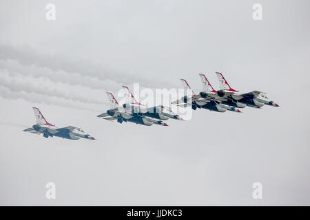 Il team di acrobazia aerea usaf thunderbirds impressionato il pubblico con un volo spettacolare display del loro f-16's a riat 2017 Foto Stock