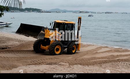 Bulldozer Gizmo pesante attrezzatura per movimento terra al lavoro sulla spiaggia di Pattaya Thailandia disastro ambientale Movimento Terra Attrezzature di costruzione Foto Stock