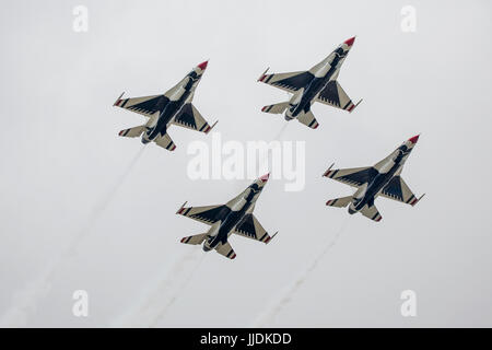 Il team di acrobazia aerea usaf thunderbirds impressionato il pubblico con un volo spettacolare display del loro f-16's a riat 2017 Foto Stock