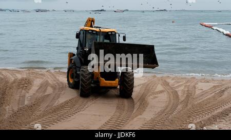 Bulldozer Gizmo pesante attrezzatura per movimento terra al lavoro sulla spiaggia di Pattaya Thailandia disastro ambientale Movimento Terra Attrezzature di costruzione Foto Stock