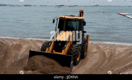 Bulldozer Gizmo pesante attrezzatura per movimento terra al lavoro sulla spiaggia di Pattaya Thailandia disastro ambientale Movimento Terra Attrezzature di costruzione Foto Stock