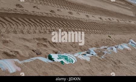 Bulldozer tracce di pneumatici nella sabbia sulla spiaggia di Pattaya Thailandia Golfo di Tailandia Foto Stock