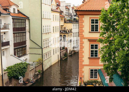 Meraviglioso panorama di Praga. Il fiume che scorre circondata da edifici colorati. Foto Stock