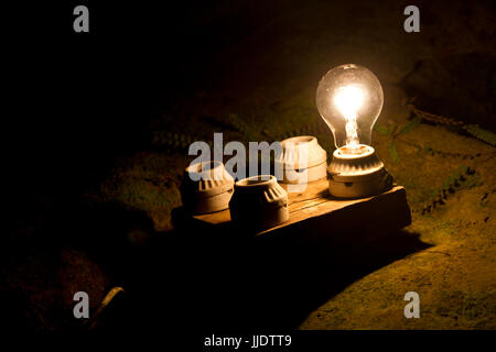 Una lampadina fuori altri quattro. Una metafora della decisione giusta. Foto Stock