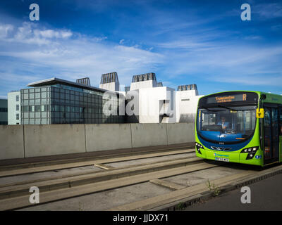 Cambridge Campus Biomedico - guidati Bus - un bus guidato capi lontano da Cambridge Campus Biomedico e ospedale Addenbrookes Foto Stock