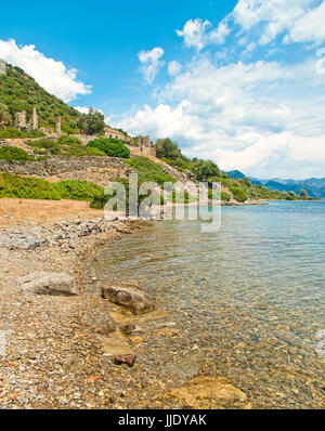 Acque cristalline in prossimità di Camellia isola nel Mare Egeo con rovine medievali della chiesa bizantina sulla collina, Turchia Foto Stock