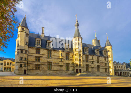 Vista del palazzo ducale di Nevers, Borgogna, Francia Foto Stock