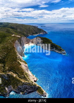 Vista aerea di Navagio (naufragio) spiaggia di Zante Island, Grecia. Navagio Beach è un'attrazione popolare fra i turisti a visitare la isola di Zaky Foto Stock